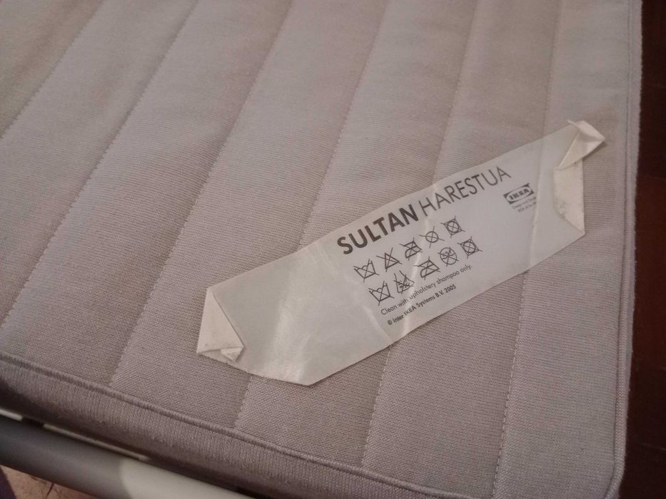 Estrado de cama com colchão do Ikea