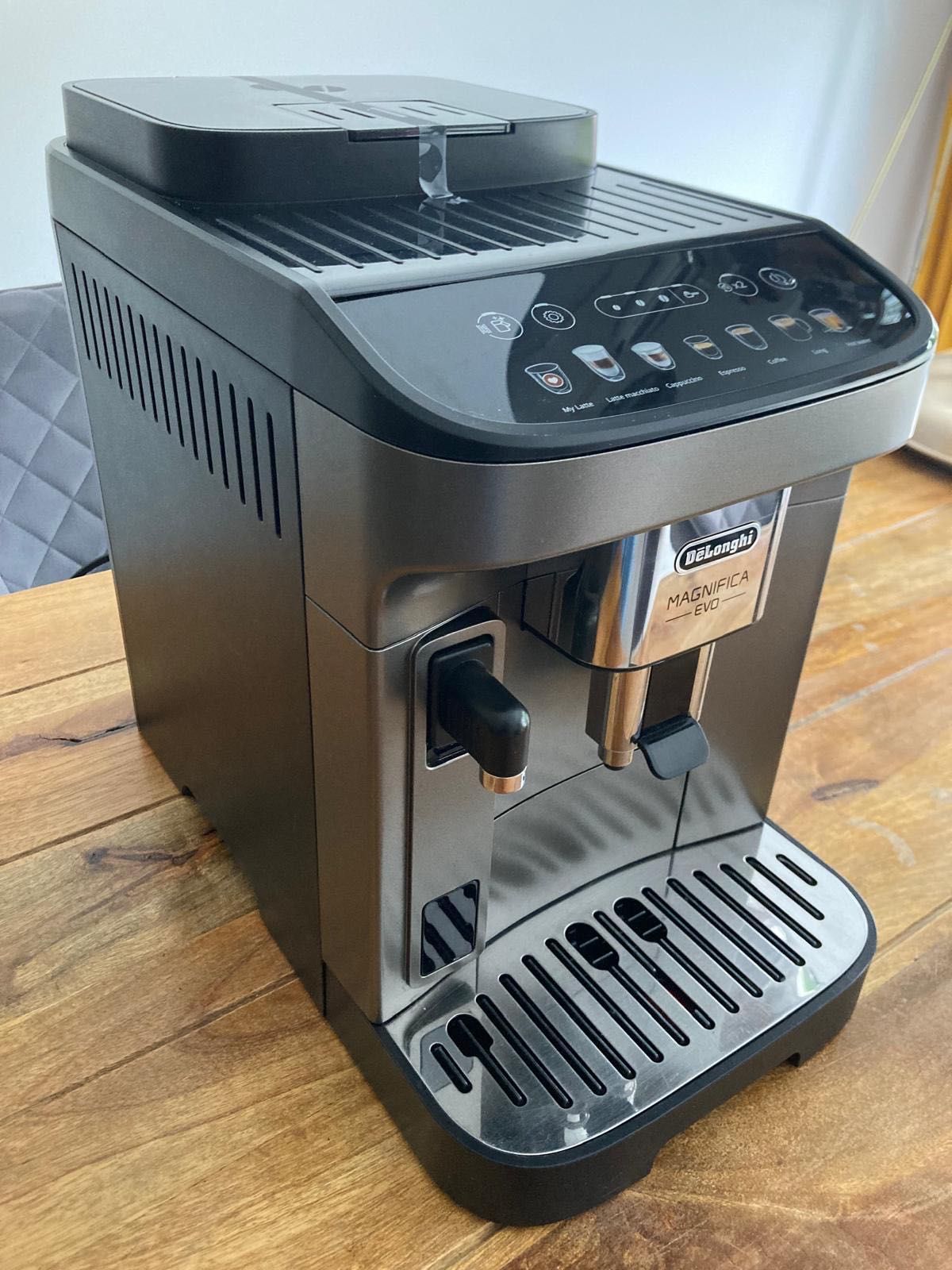 Ekspres do kawy DeLonghi stan jak nowy , gwarancja 2 lata