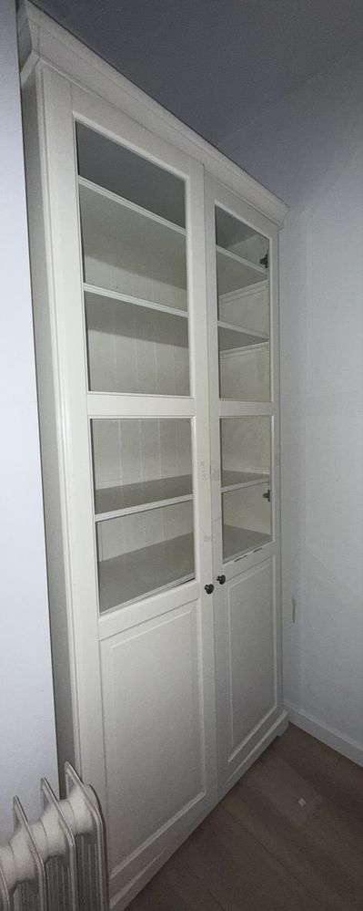Estante branca para livros
