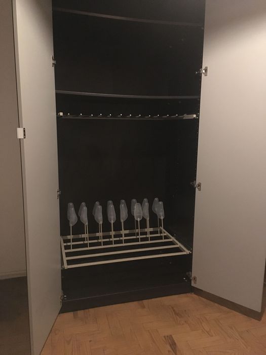 Roupeiro alto da ikea de 2 portas com espelho e acessórios incluídos