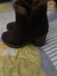 Botas com salto alto meio cano