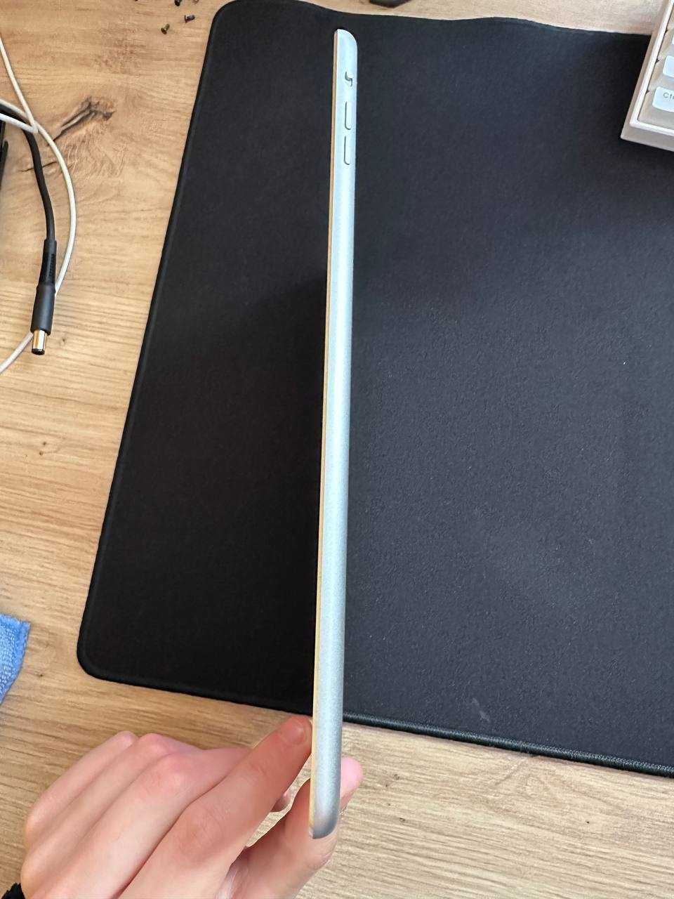 Планшет Apple iPad Air Wi-Fi 16GB (MD788)