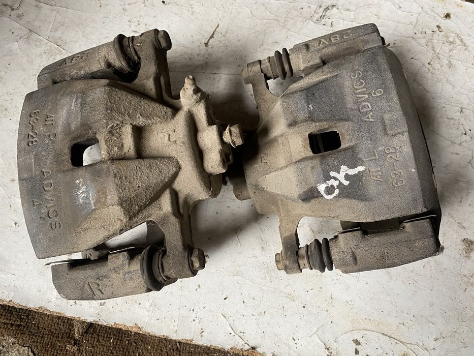 Toyota Camry 40 передній правий та лівий гальмівні супорта для Камрі.