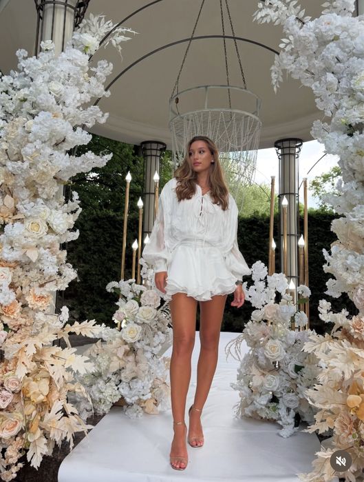 Неймовірно стильна сукня білого кольору