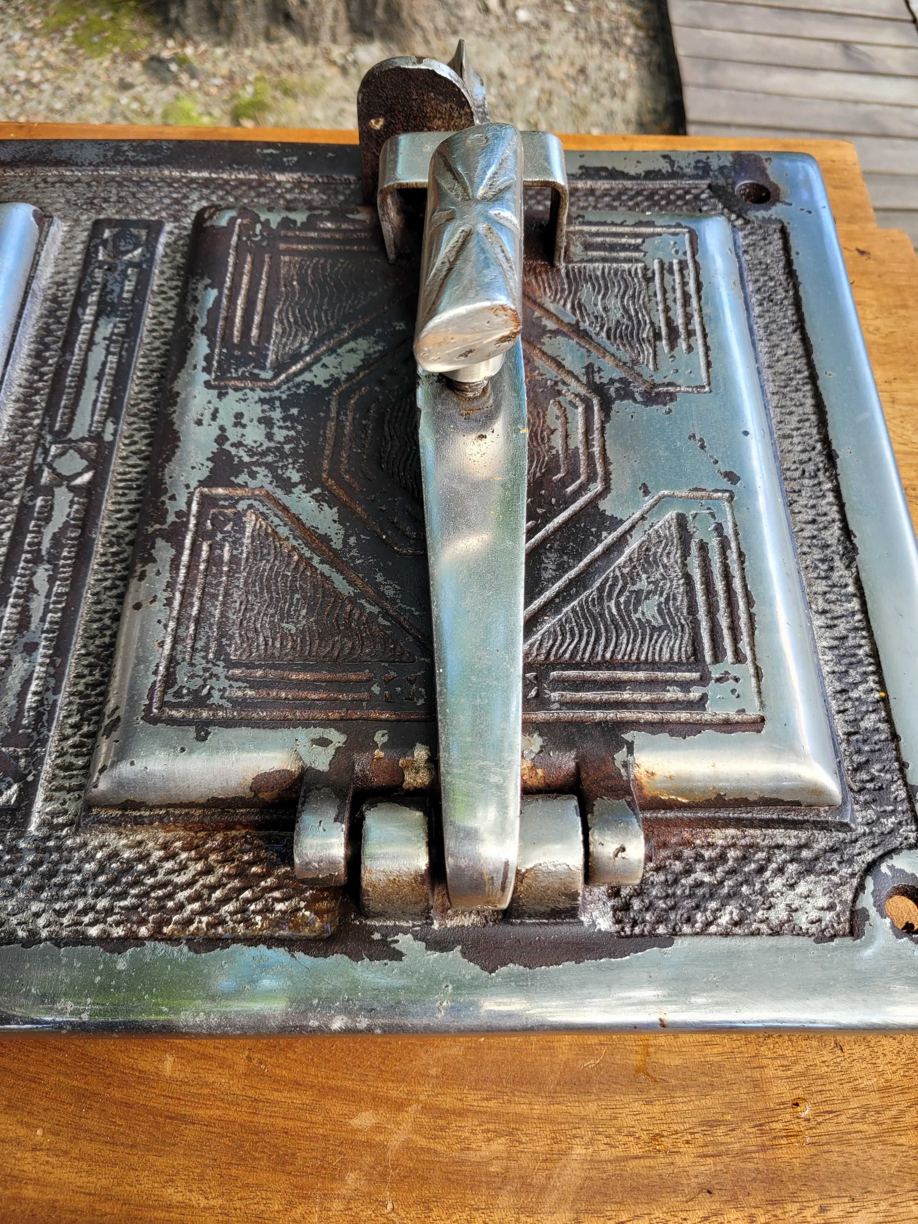 Stare przedwojenne żeliwne drzwiczki do pieca