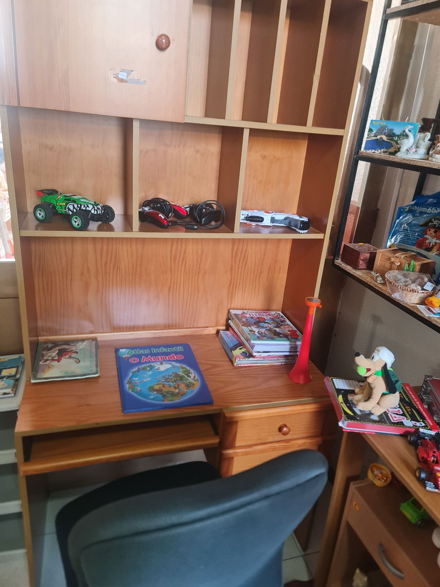 Vendo secretária com cadeira