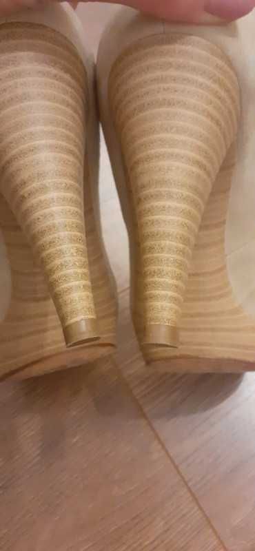 Buty Unisa rozmiar 39, skóra zamszowa