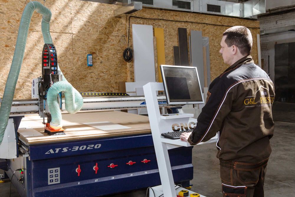 Фрезерний верстат з ЧПК з вакуумним столом ,автоматична заміна фрези