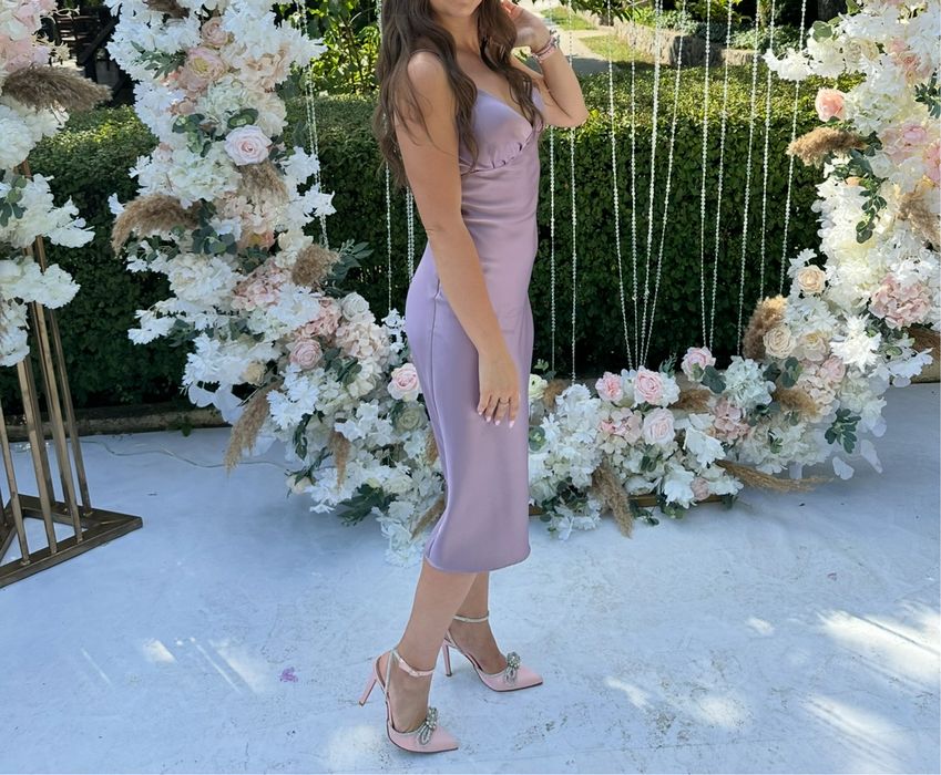 Атласное платье ниже колен