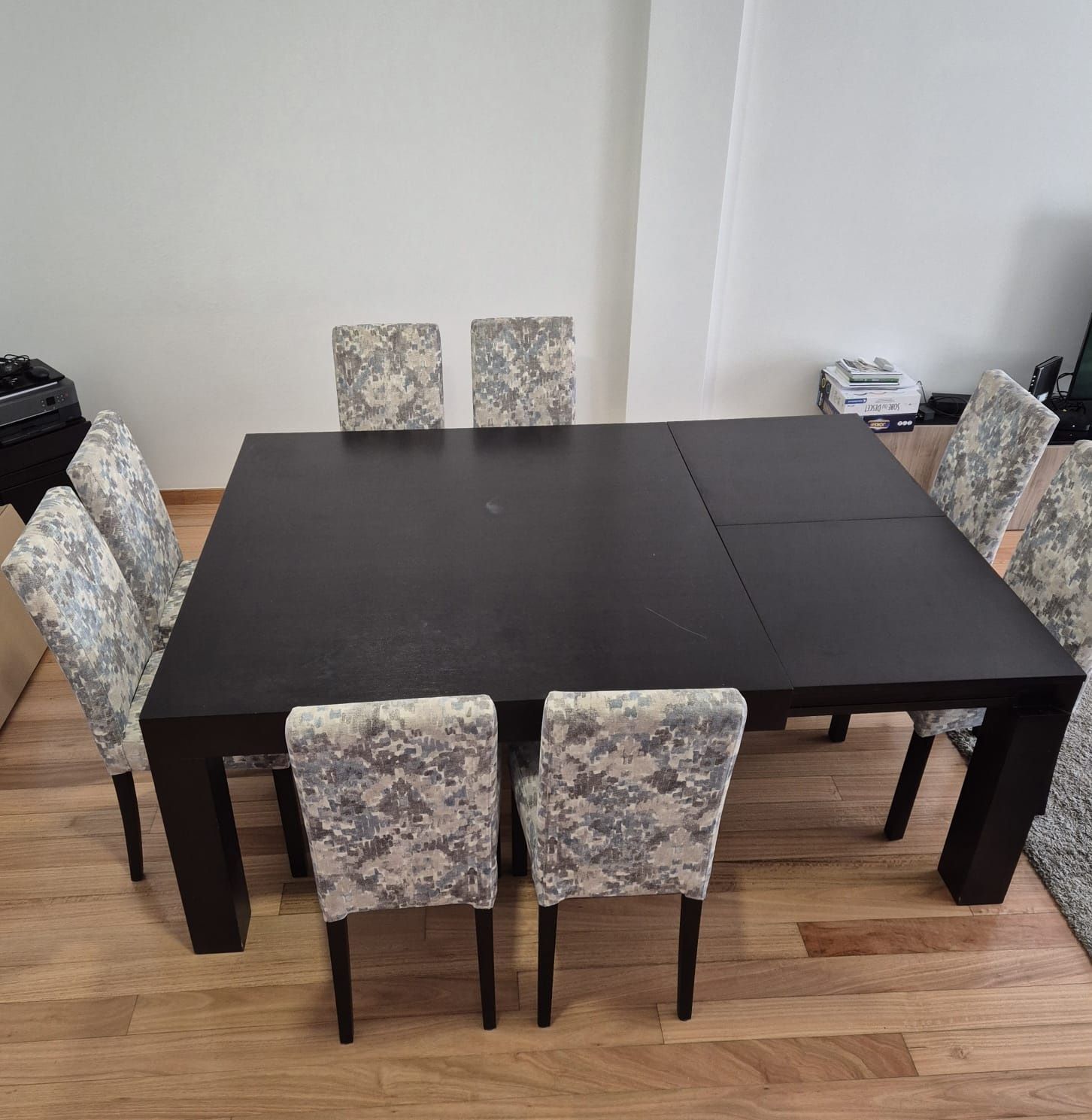 Mesa de jantar extensível com 8 cadeiras - madeira escura