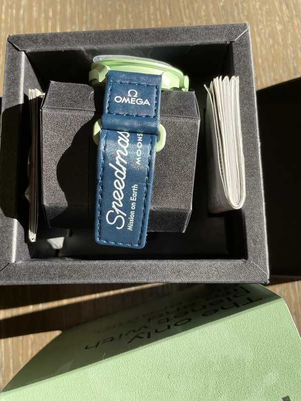 Omega x Swatch MoonSwatch SO33G100 Earth - Biały neon i czarne detale