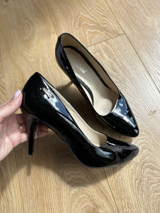 Czarne lakierowane szpilki