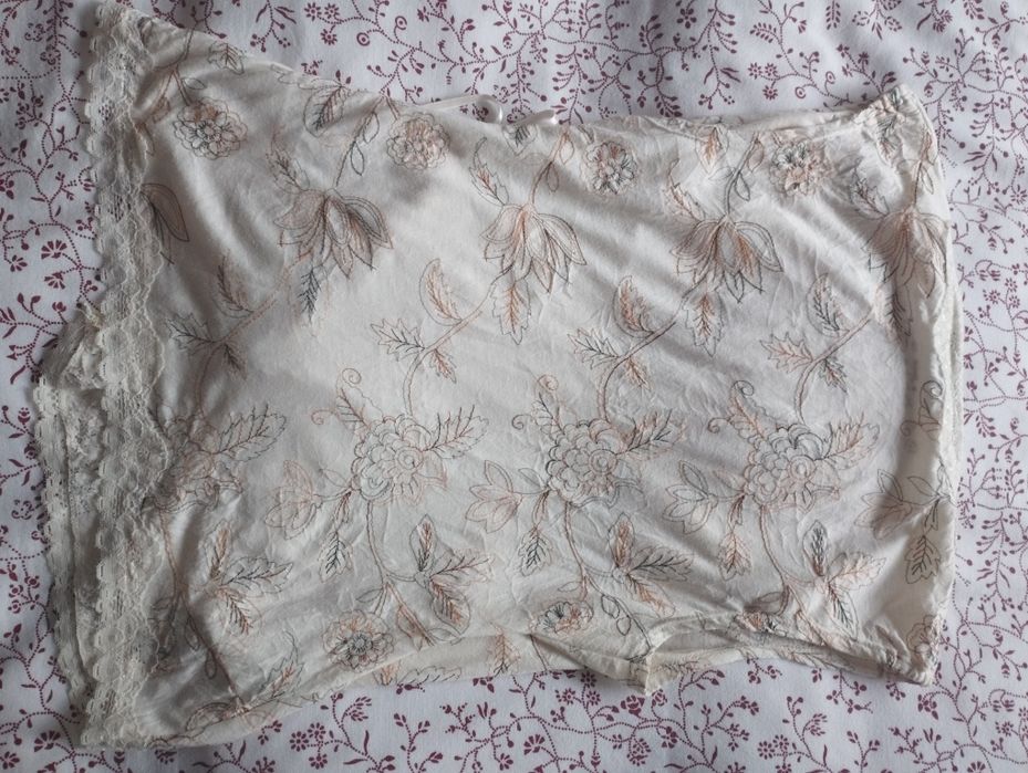 Blusa com pormenor em renda