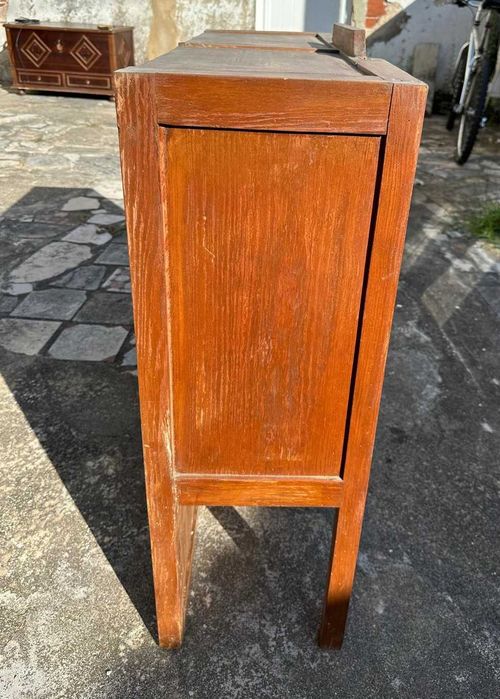 Móvel antigo com portas de vidro