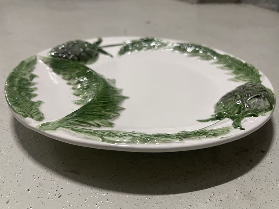 Varios pratos iguais, com relevo