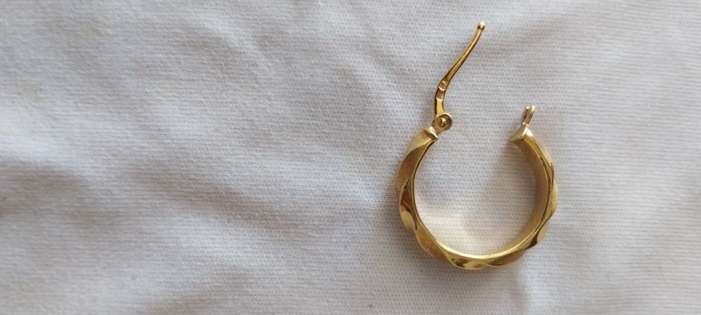 Argola em ouro amarelo trabalhado, infelizmente só tenho uma