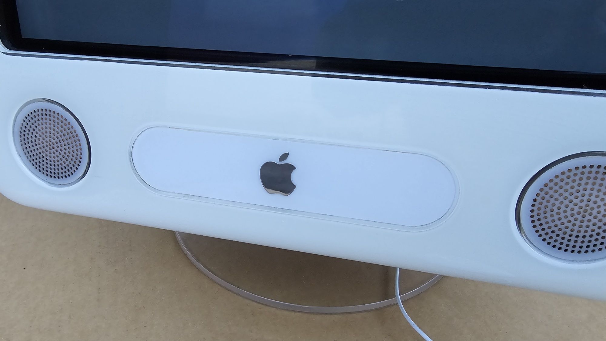 Komputer Apple EMac z myszką