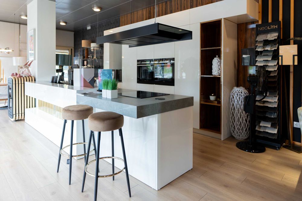 Cozinha de exposição moderna com eletrodomésticos – oportunidade!