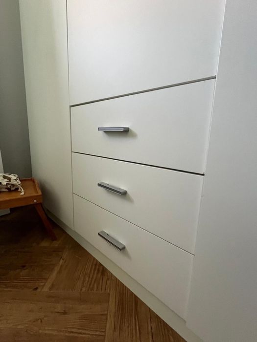 Roupeiro branco com gavetas e portas
