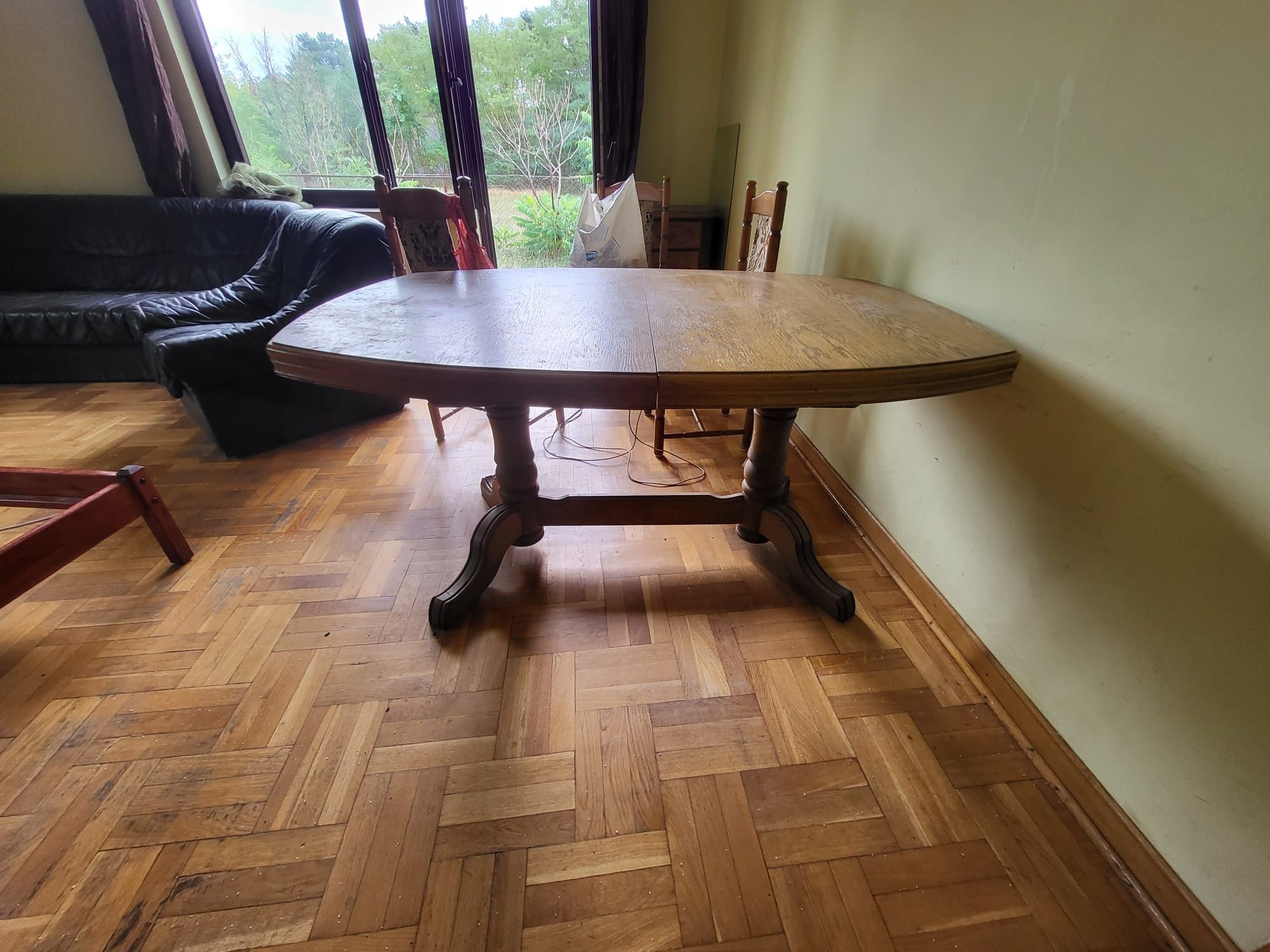 Dębowy stół  zozkladany z 8 krzeslami