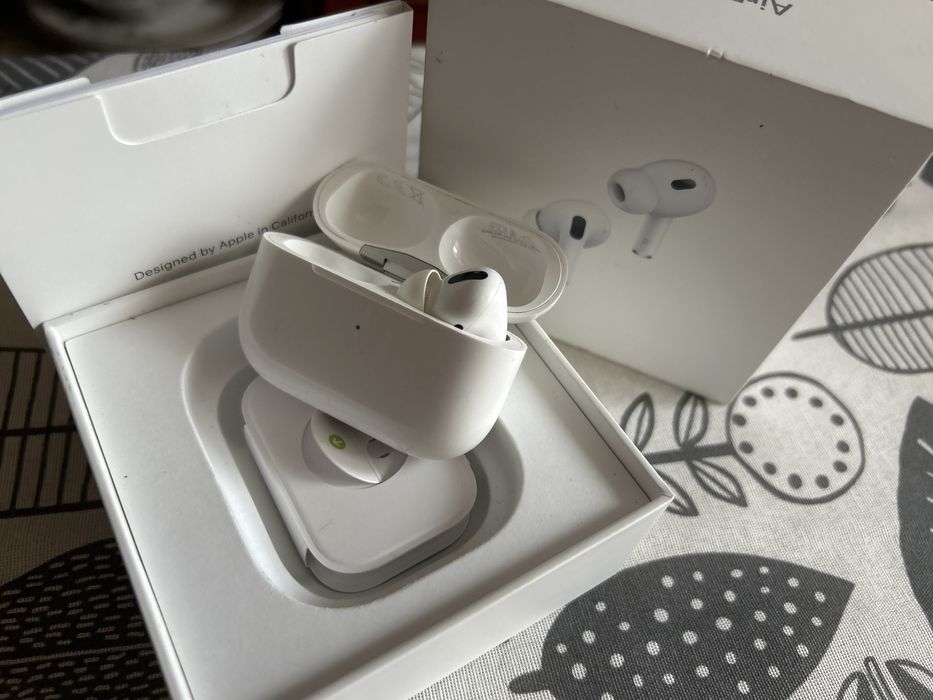 Кейс AirPods Pro з правим навушником