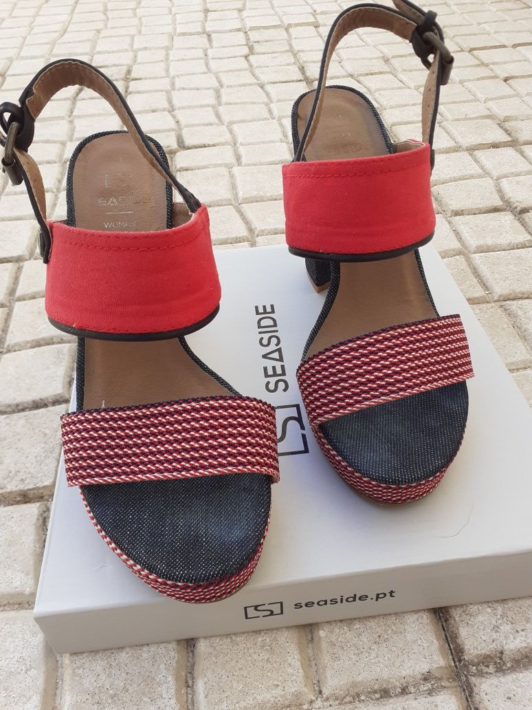 Sandalias vermelhas da Seaside