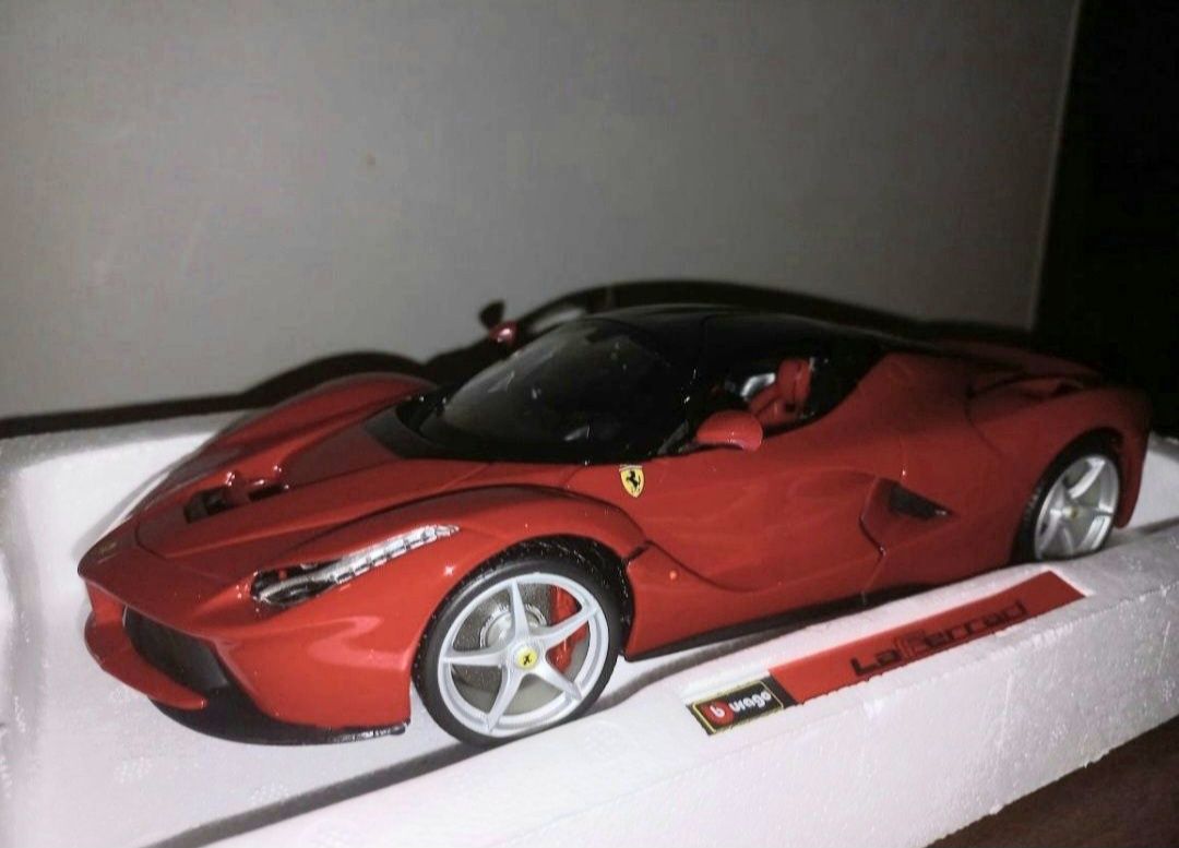 Bburago Ferrari Signature Laferrari czerwone, skala 1:18