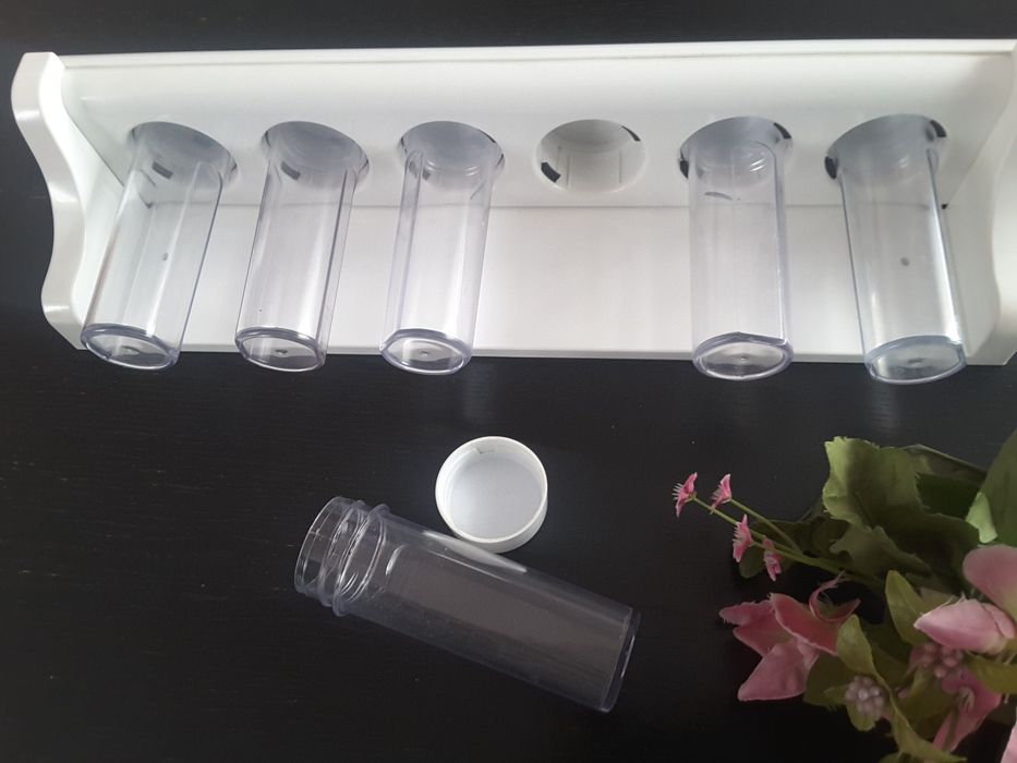 Zestaw pojemników na przyprawy do zawieszenia lub postawienia