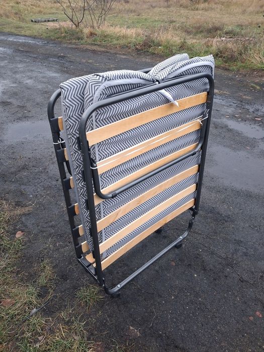 Łóżko polowe z materacem