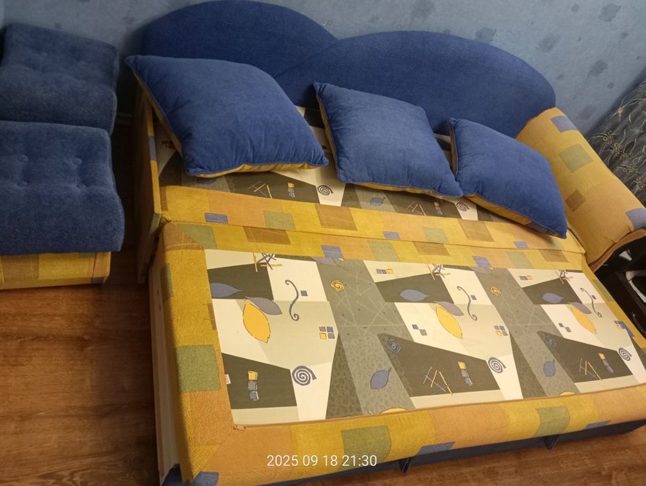 Спальный гарнитур:мягкая часть-раскладной диван-кровать с нишей+пуфики