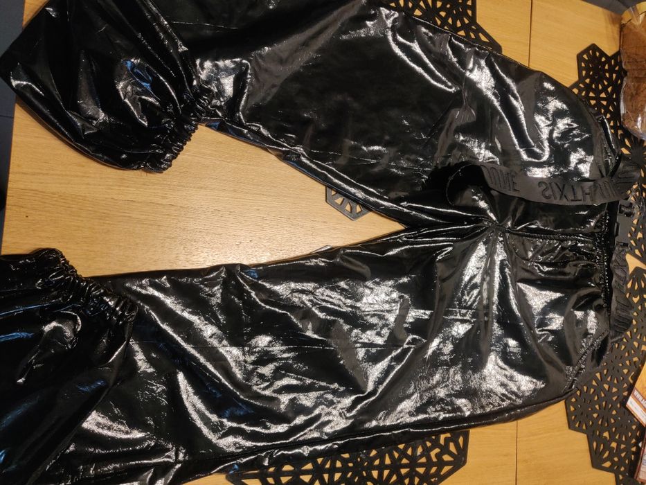 Sixt June lateksowe spodnie z paskiem