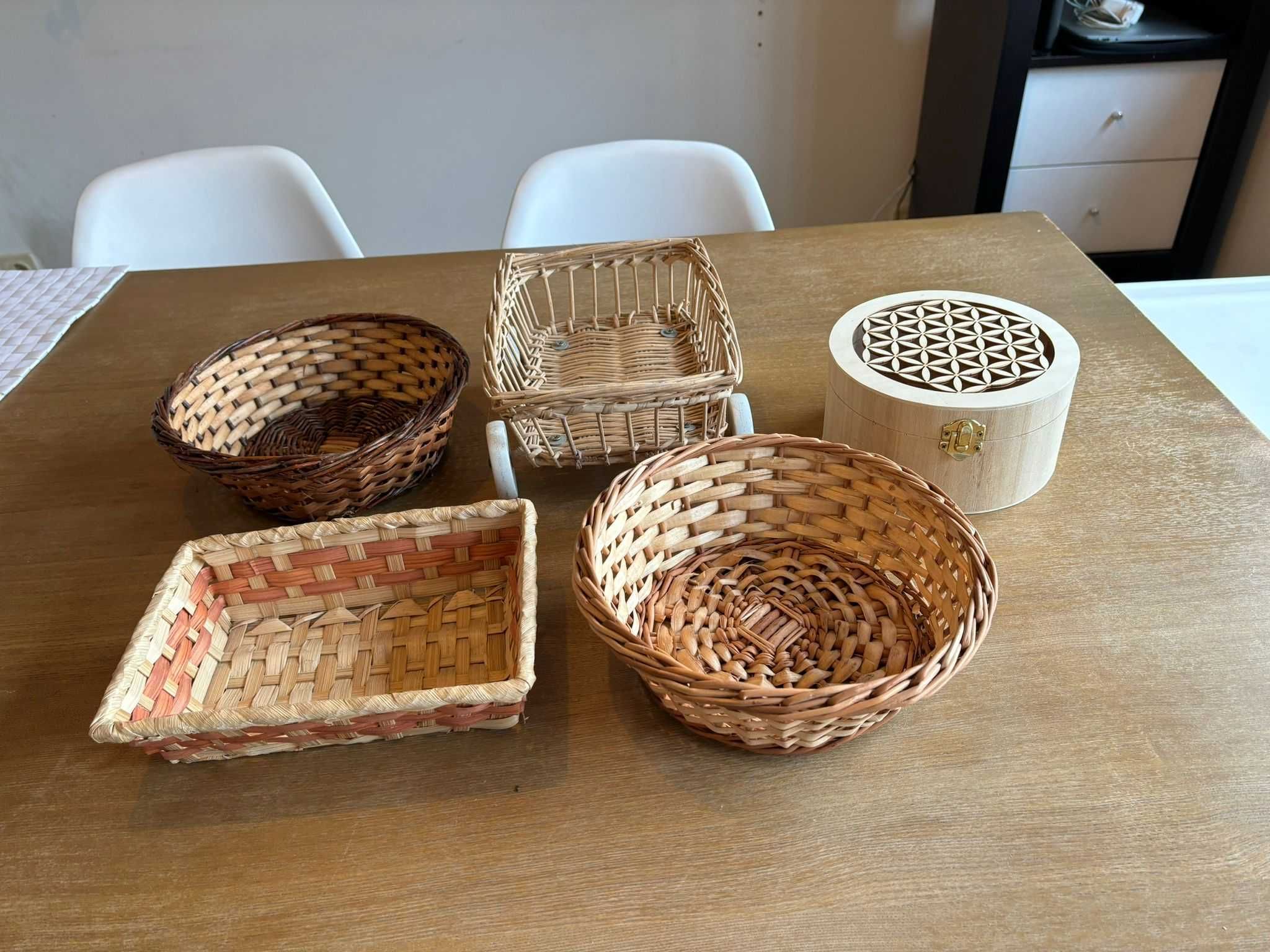 Conjunto de 4 cestos e uma caixa em madeira