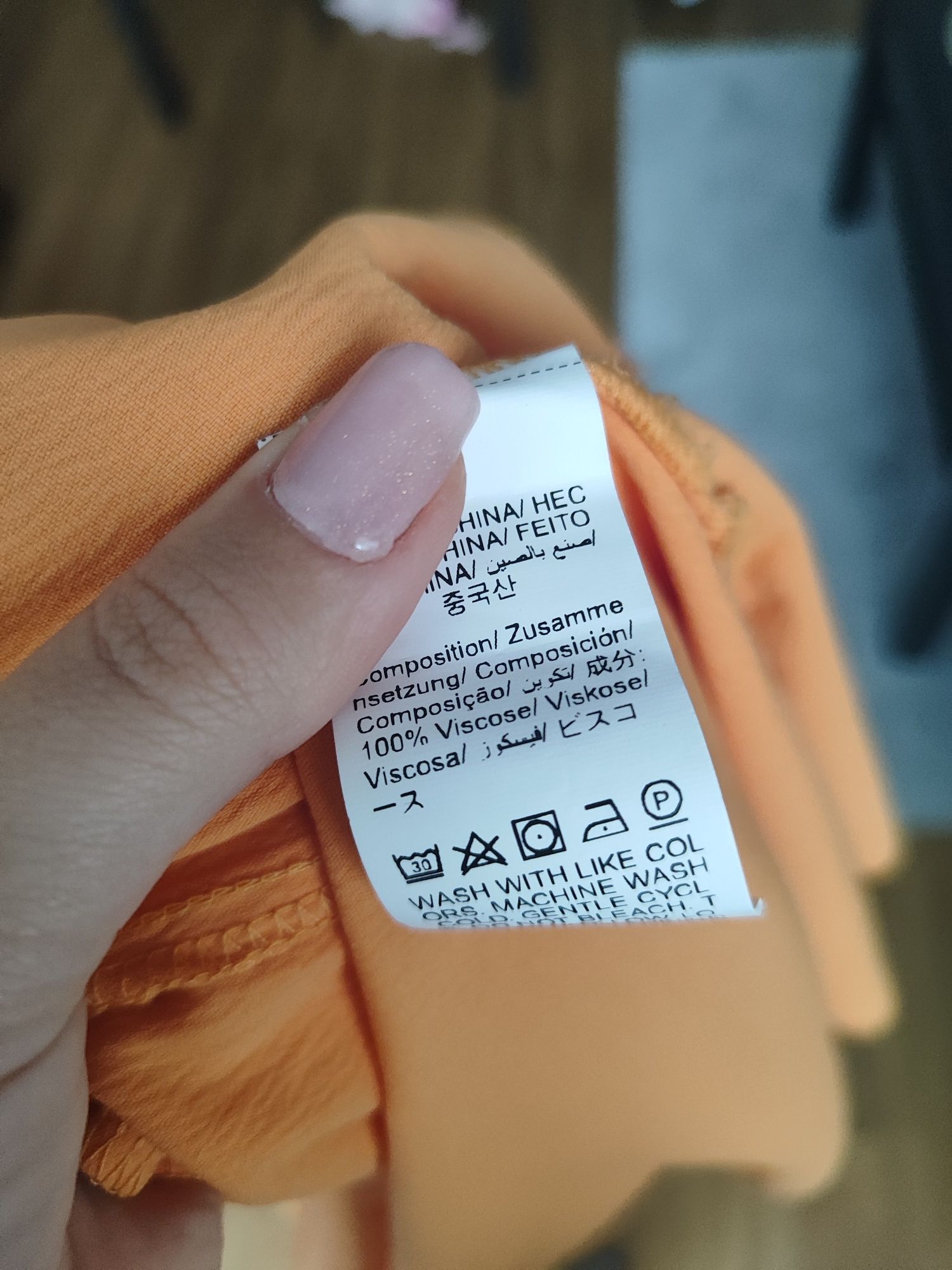 Pomarańczowa, neonowa sukienka z wiskozy zapinana na guziczki, z gumką