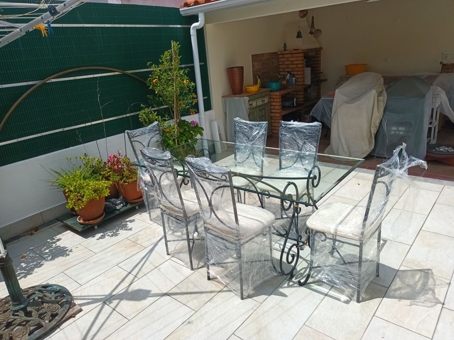 Mesa vidro biselado com 6 cadeiras em ferro fundido