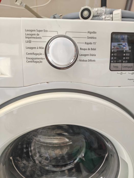 Máquina de lavar roupa Samsung a funcionar sem qualquer problema