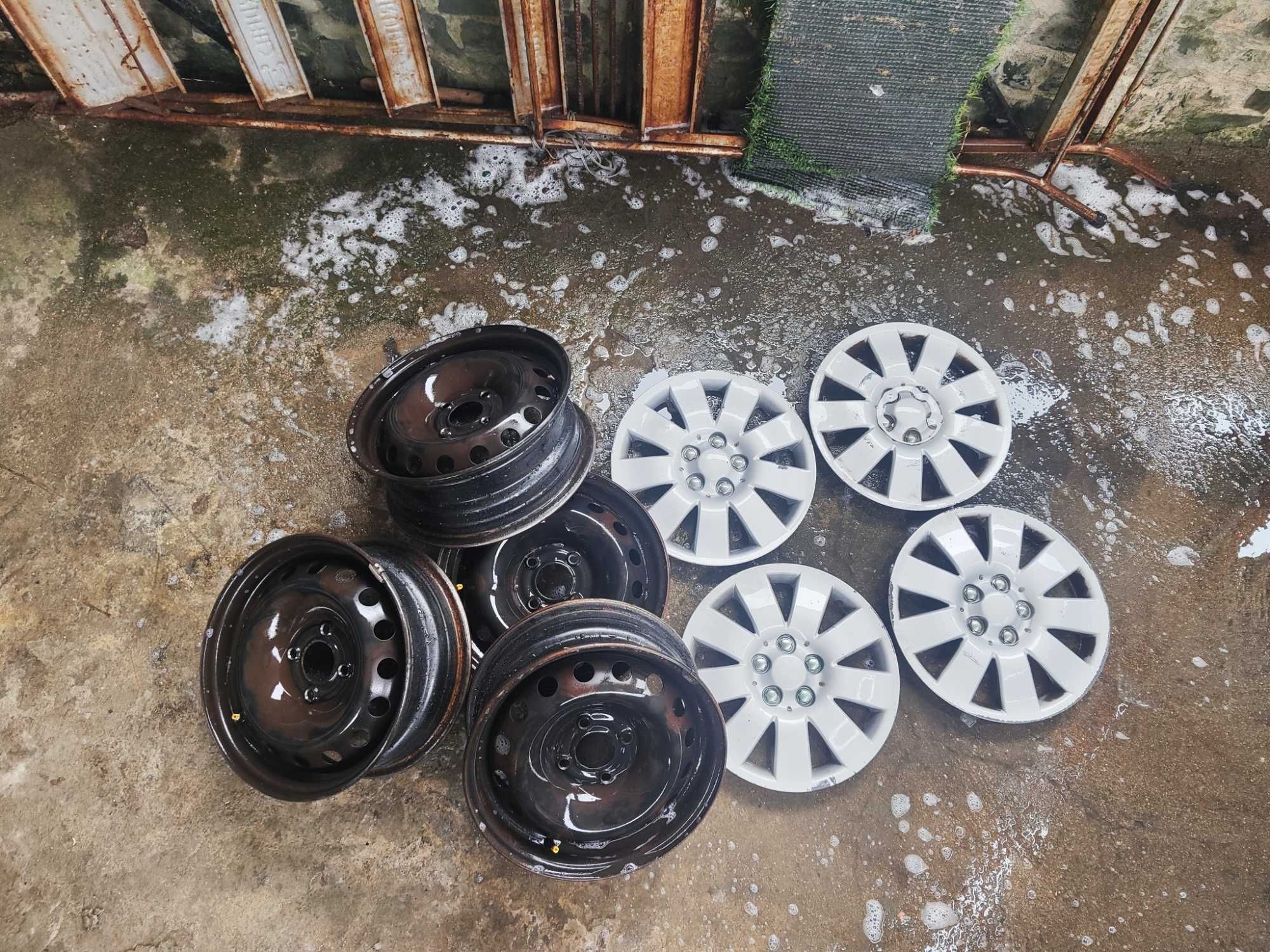 4 jantes R14 com tampões.