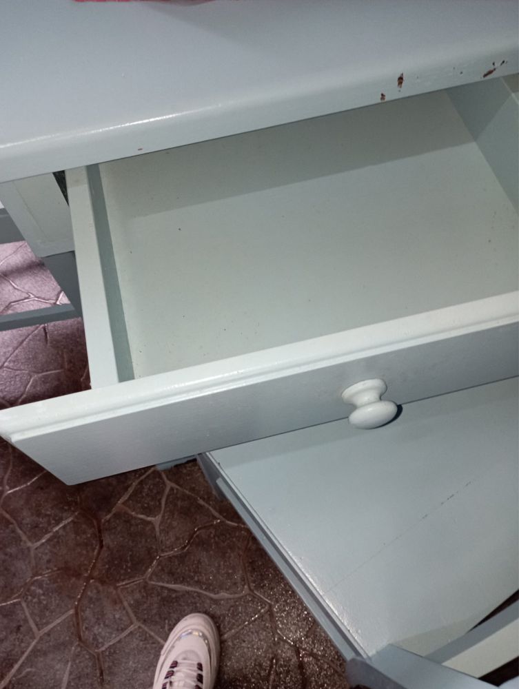 Mesa com 4 gavetas nas laterais