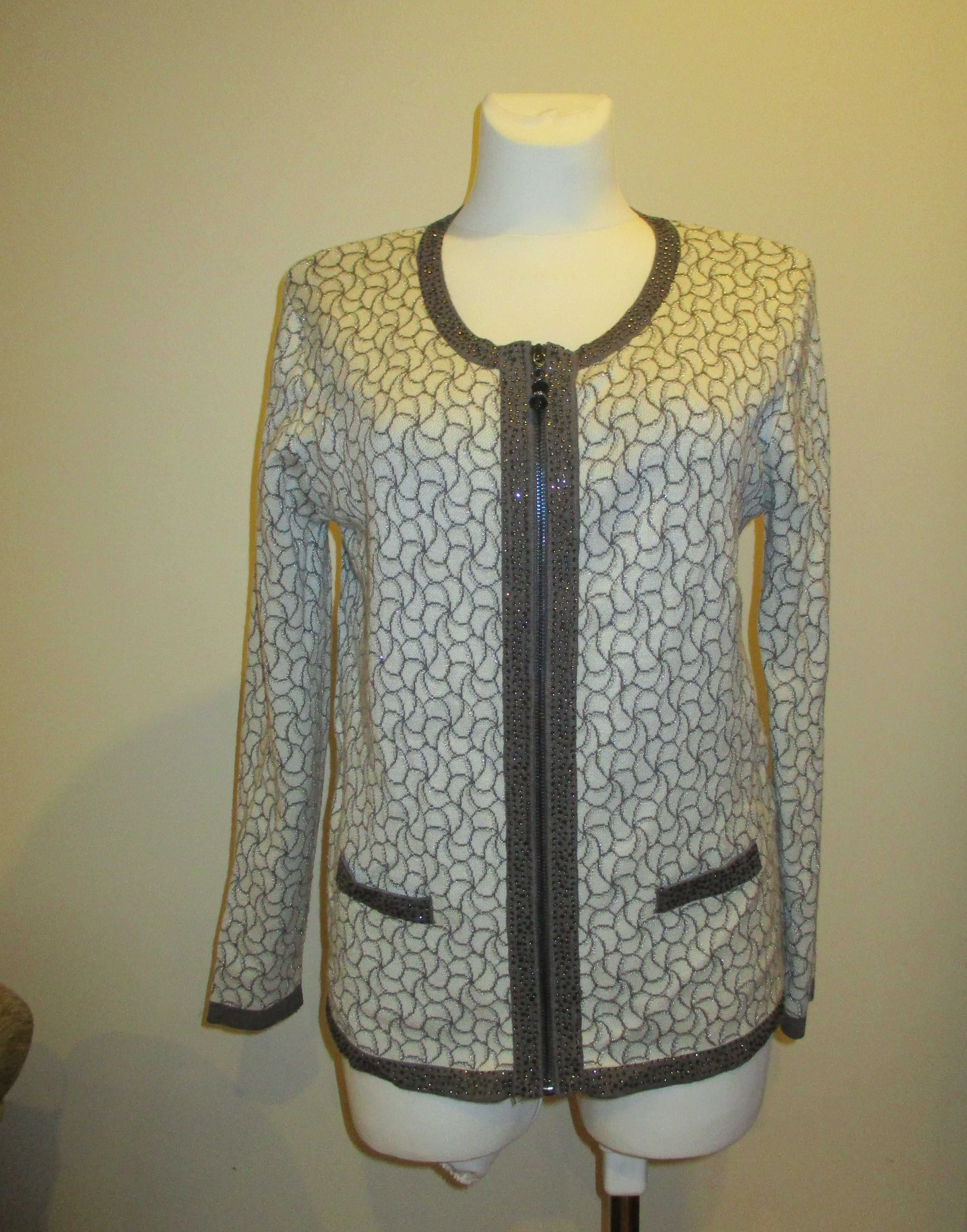 Sweter zapinany na suwak.
