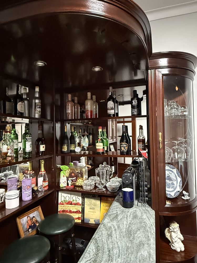Bar de sala em madeira