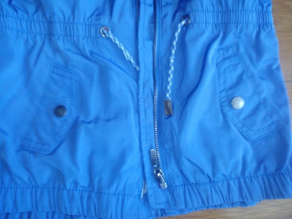 Casaco corta vento com capuz, Menina