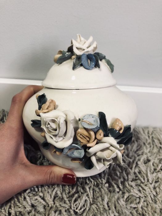 Piękny dzbanek porcelana z kwiatami wazon z pokrywką