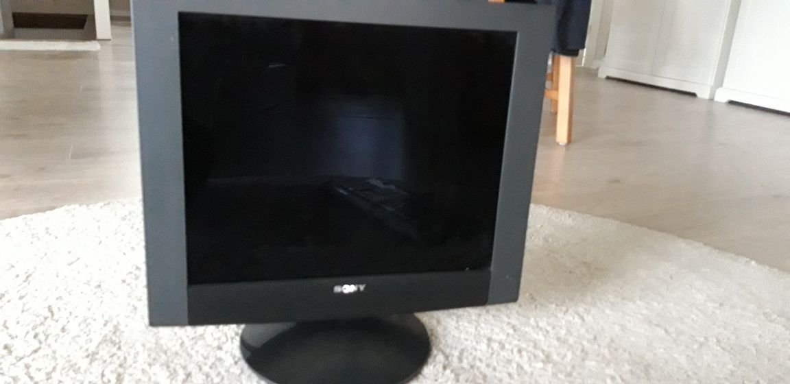 Monitor Sony 19 cali + klawiatura gratis