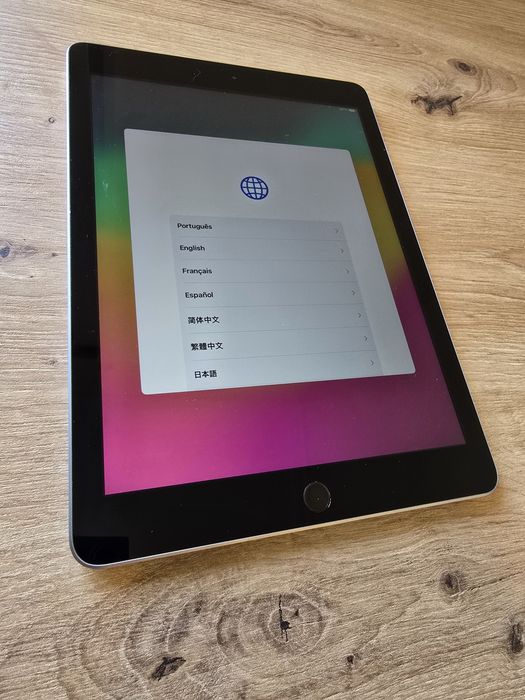 Apple iPad (6th Generation) A1893 32 GB, Wi-Fi, 9.7 in - Space Gray.