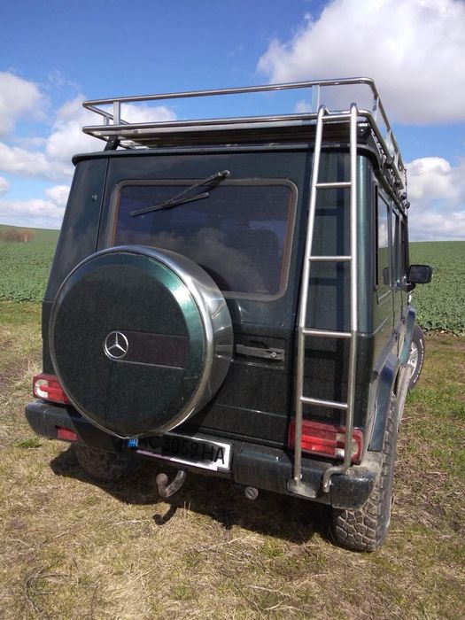 Багажник на дах автомобіля в комплекті.