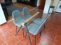 Conjunto mesa em vidro e cadeiras