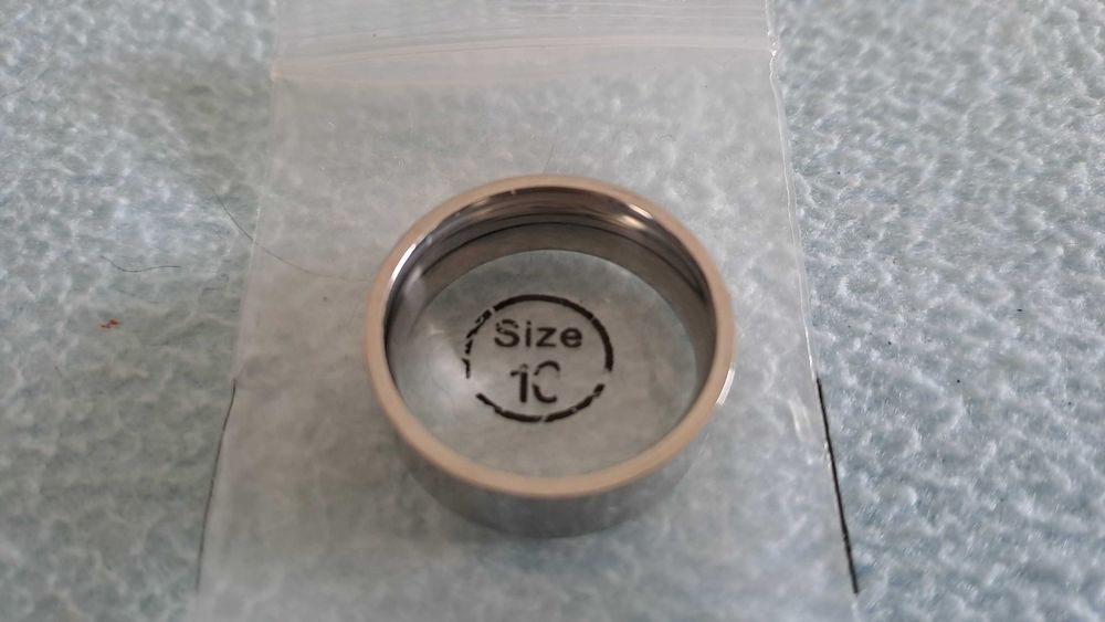 Anel masculino prateado nº 10 em aço inoxidável com cruz. Novo.