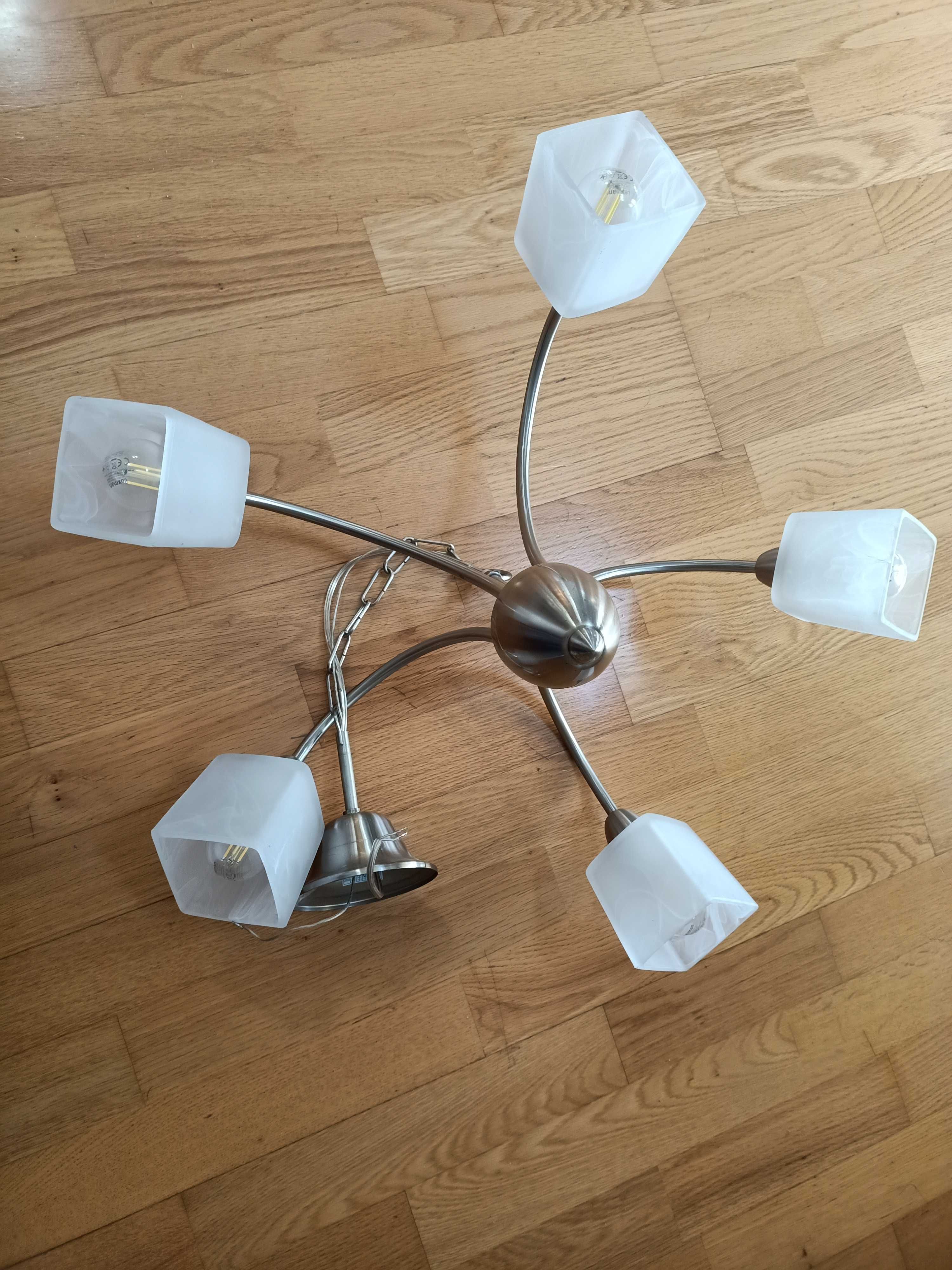 Lampa wisząca pięcioramienna.