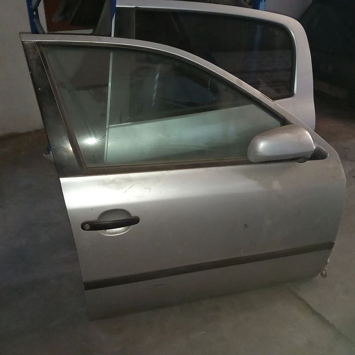 Porta frente lado passageiro skoda octavia ano 2000