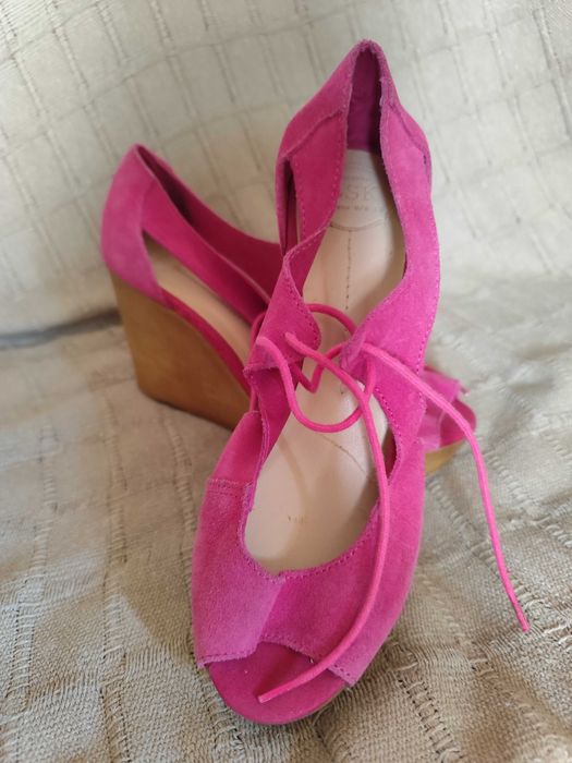 Sapatos saltos modernos