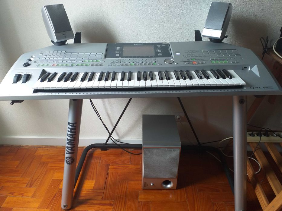 YAMAHA Tyros 2 em bom estado. Entrega em mão